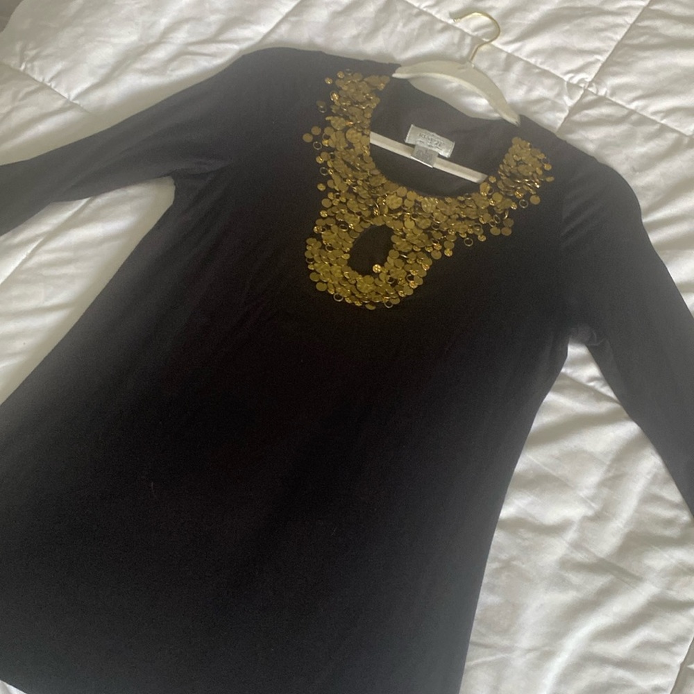 BLACK RAYON COTTON T WITH KEY WHOLE AND GOLD CHAIN AROUND NECK
